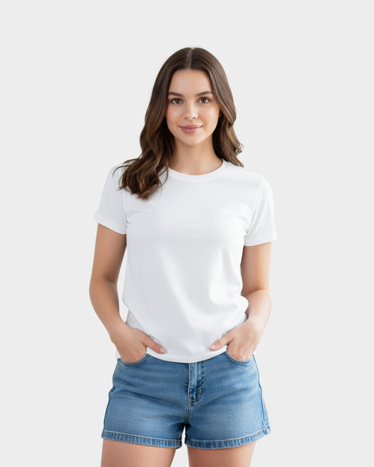 Mujer usando polo básico blanco corte regular tela gruesa que no transparenta