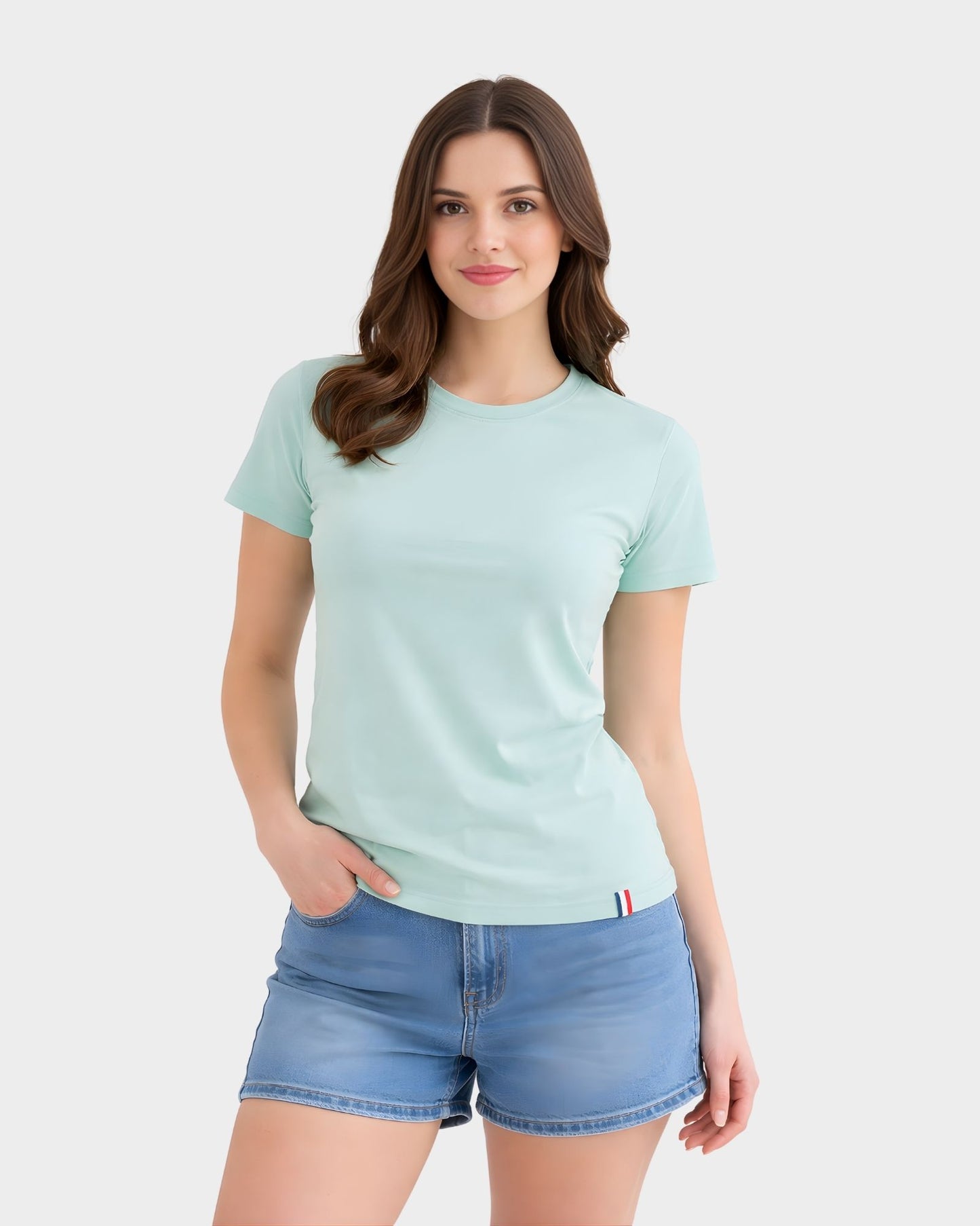 Vista frontal de polo básico mujer color verde cemento cuello redondo en algodón 24/1