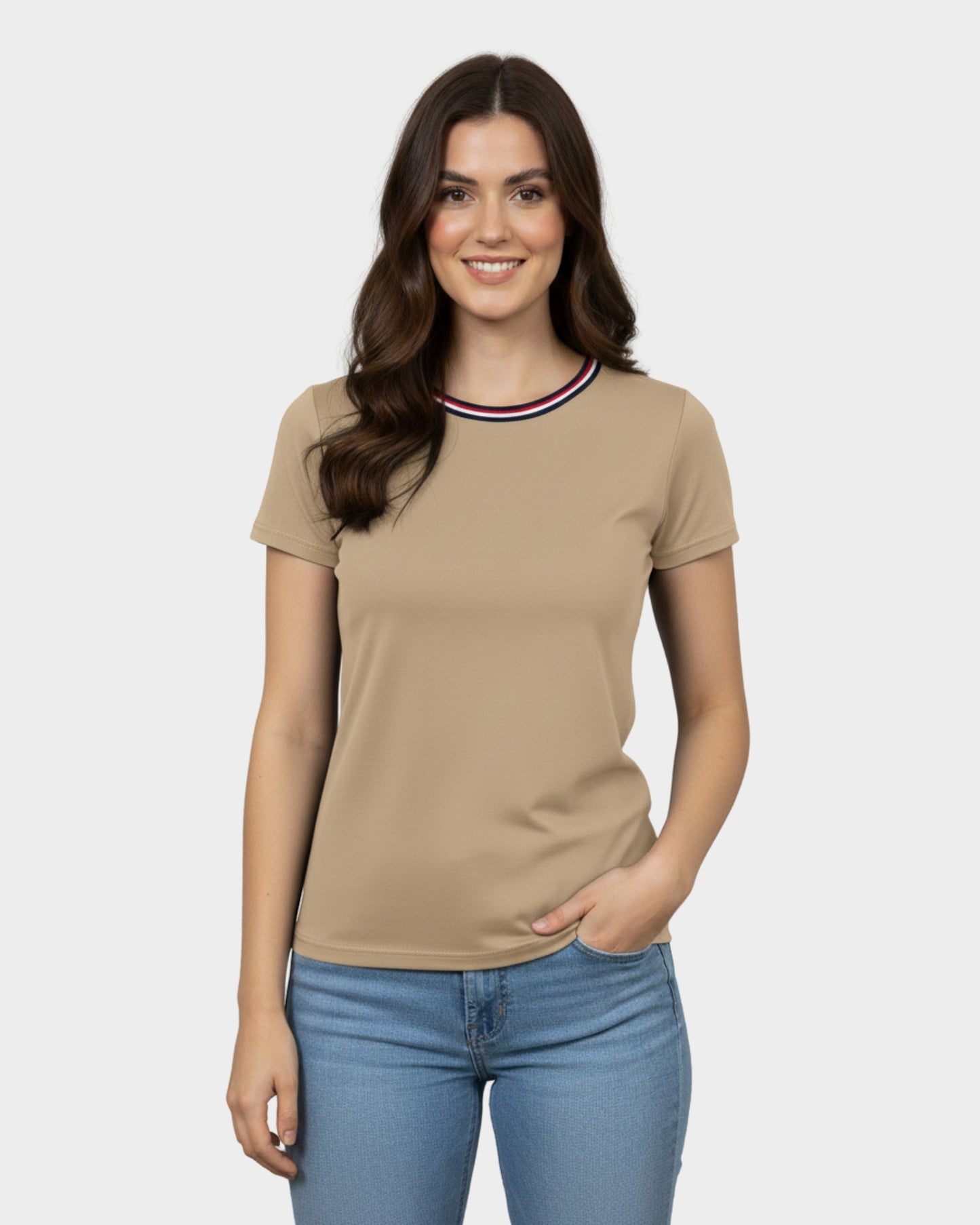Mujer usando polo beige con ribete tricolor en cuello estilo casual urbano algodon peruano