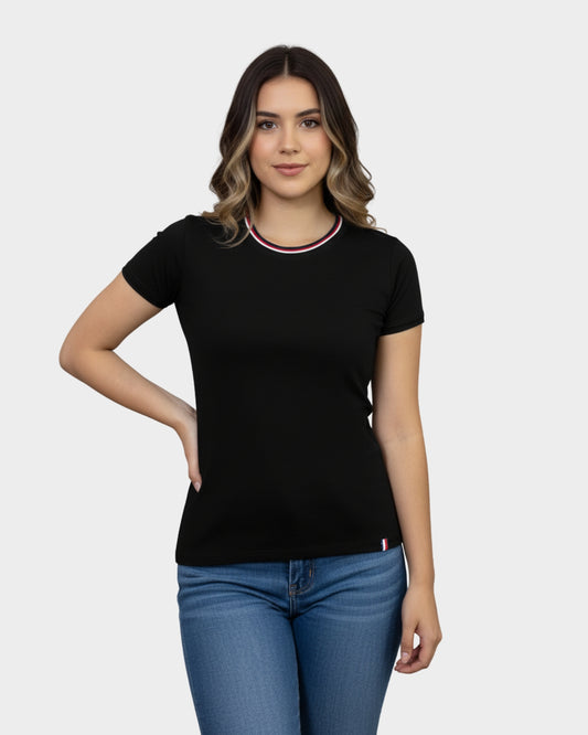 Mujer usando polo negro con ribete tricolor en cuello estilo casual urbano algodon peruano
