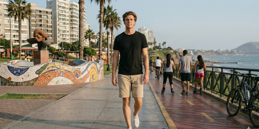 Hombre usando short drill beige bermuda outfit verano lima basicos365