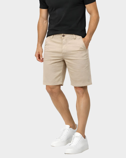 Hombre usando short drill hombre color BEIGE bermuda verano outfit casual