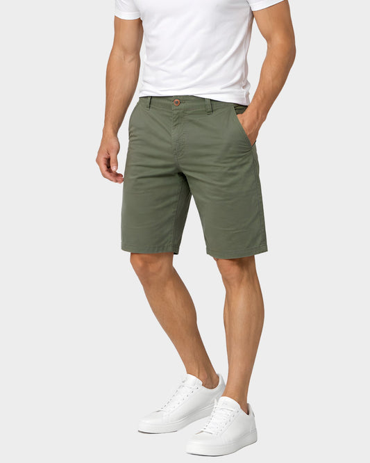 Hombre usando short drill hombre color VERDE OLIVO bermuda verano outfit casual