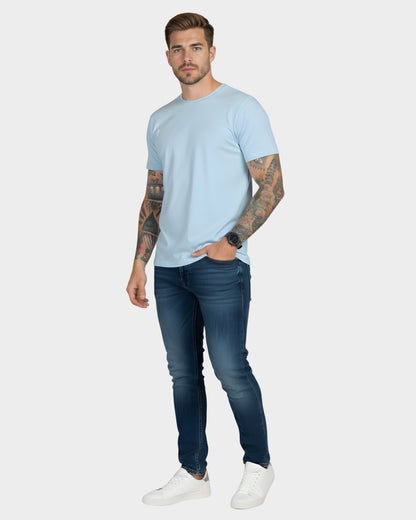 vista frontal del polo basico para hombre color celeste en algodón 24/1