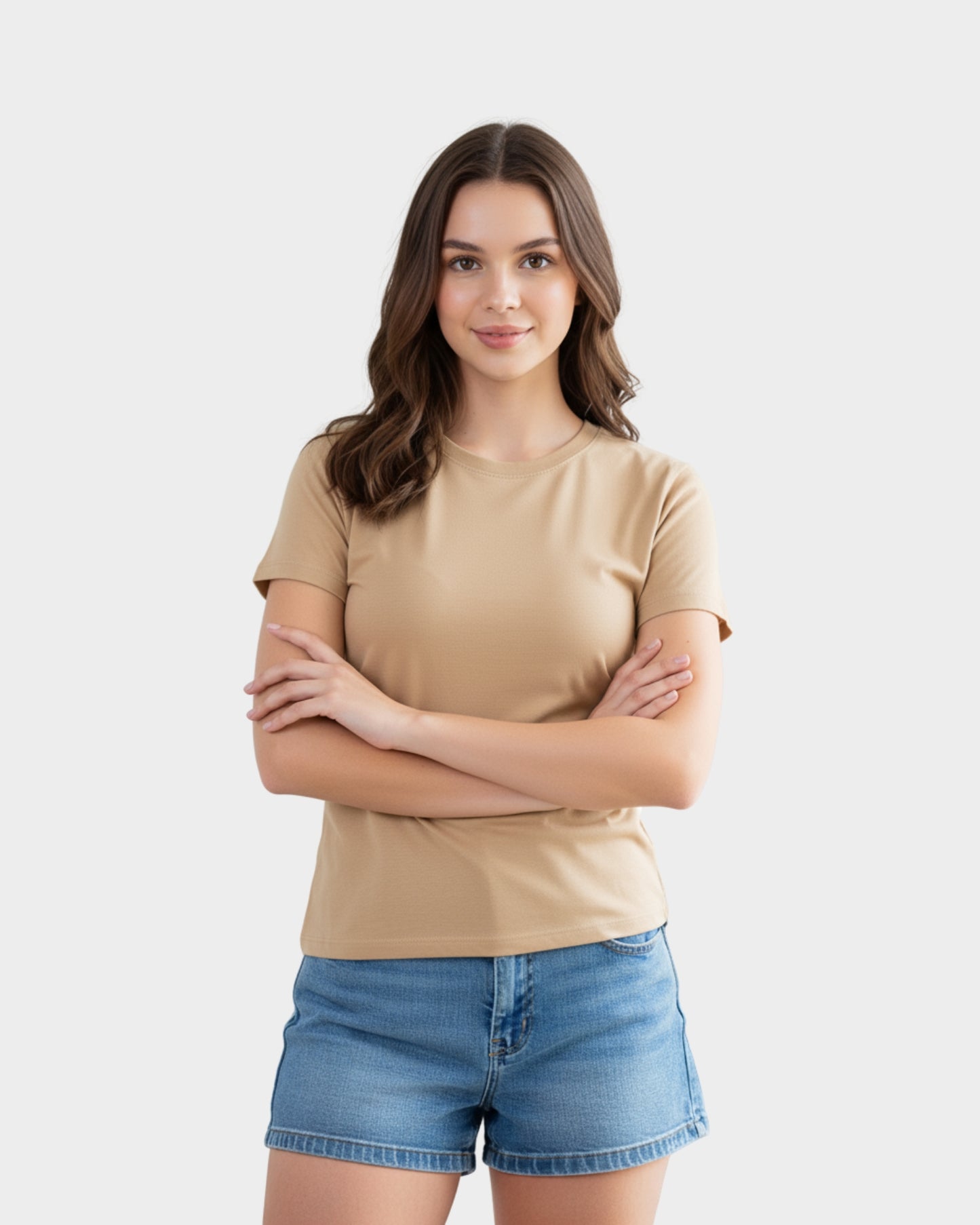 Vista frontal de polo básico mujer color beige cuello redondo en algodón 24/1