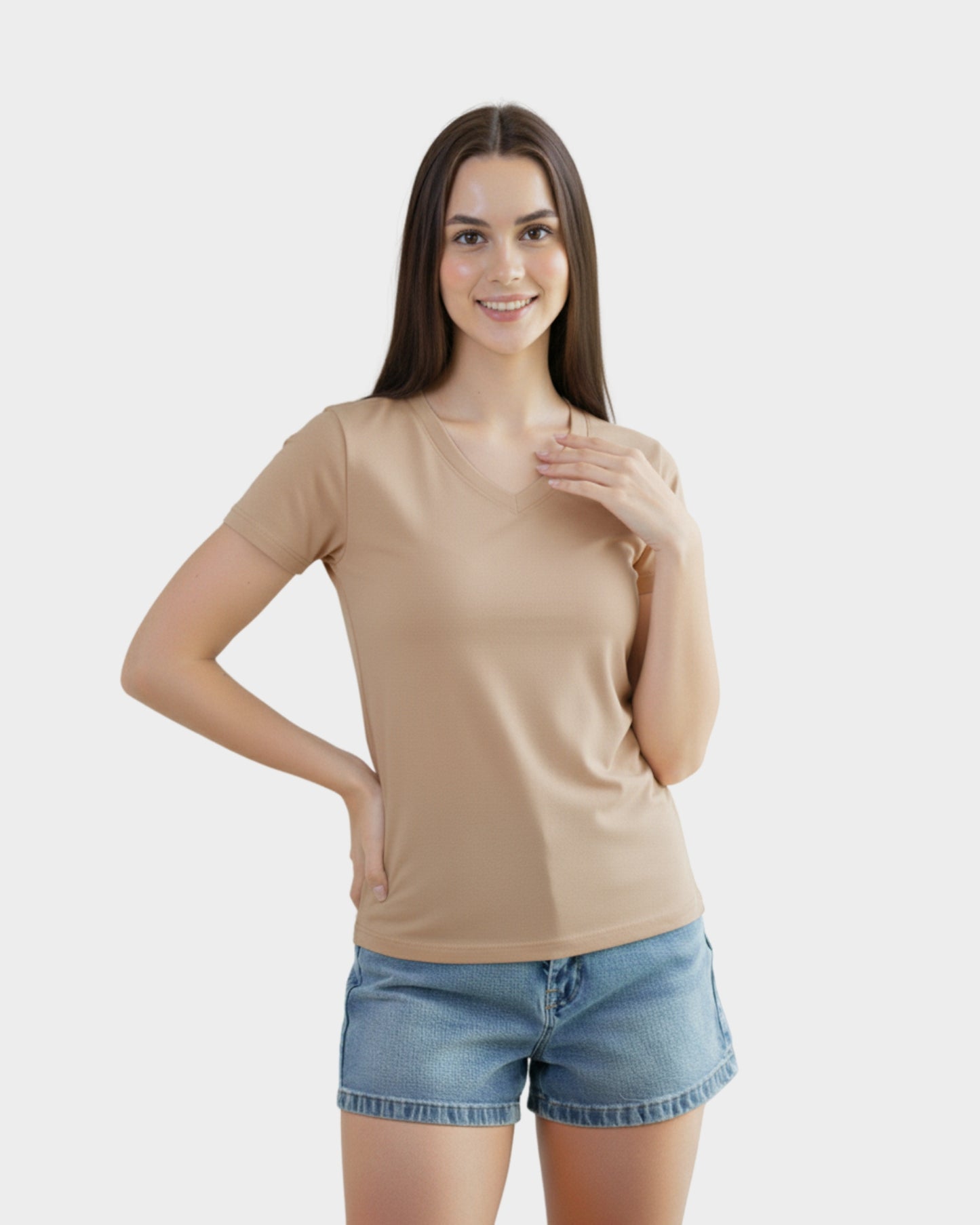 Vista frontal polo cuello v mujer color beige algodón que estiliza